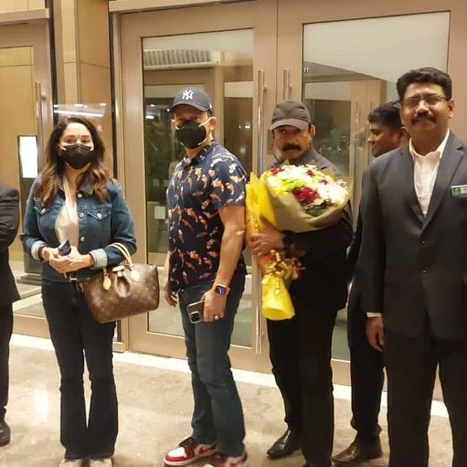 SoSweetMadhuriG's tweet photo. My sweet ma'am 😘 n Sir ♥  
@MadhuriDixit
@DoctorNene
#MadhuriDixit 
 #holidayinnchennai 
#hatsoffproduction #bollywood #bollywoodactor #celeb https://t.co/s1IzazM0NY