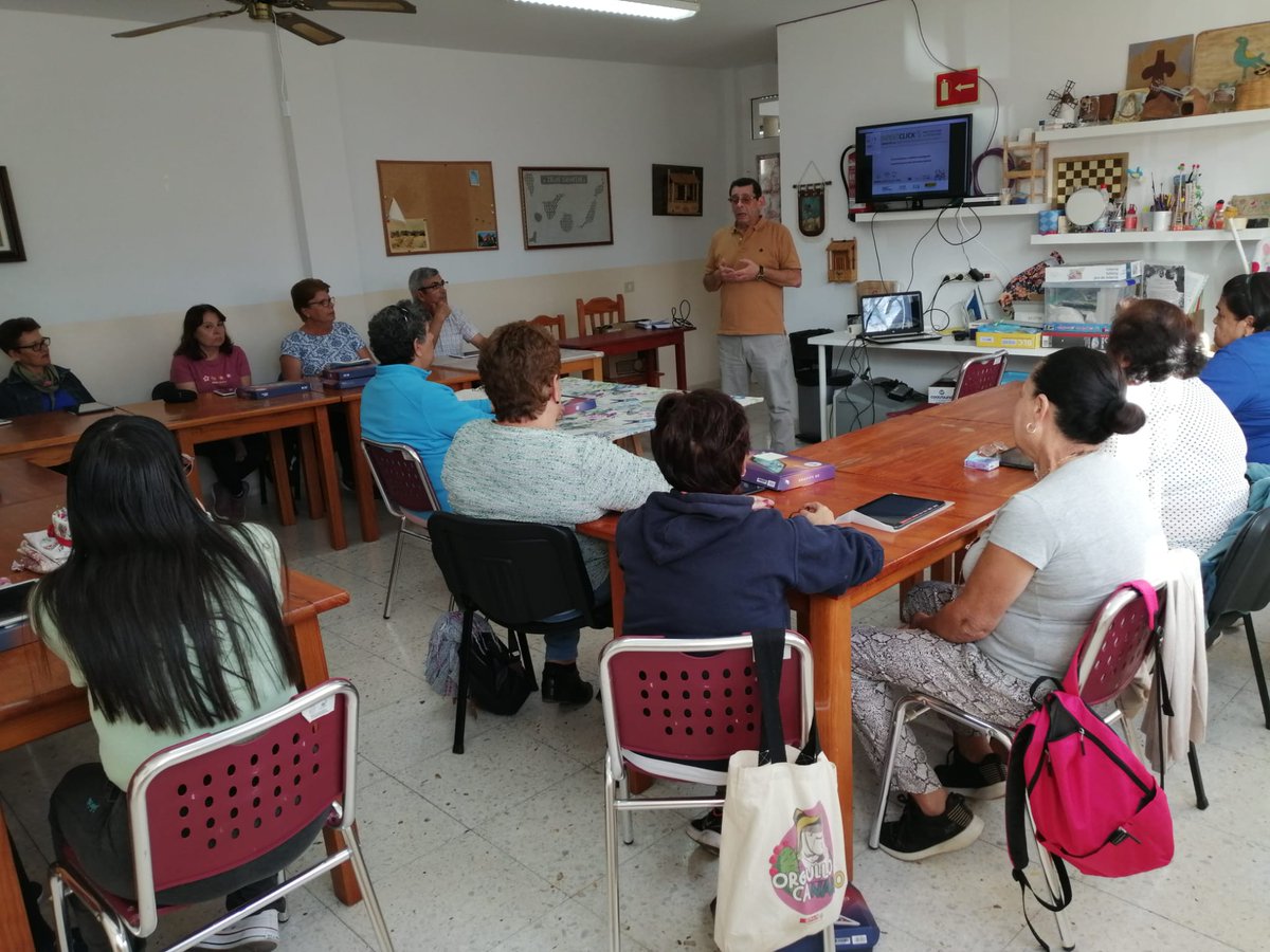 cibervoluntario's tweet photo. 🔔Nuevo taller de #Expertclick en @aytopajara, Fuerteventura

Un programa de @cibervoluntario y  @Aebanca con el apoyo de @MSocialGob para:
✅ Acercar la #tecnología a #PersonasMayores
✅ Aumentar su independencia y autonomía en #internet

ℹ️Inscríbete en https://t.co/VbRVbINVuB https://t.co/JpA4OX9FWj