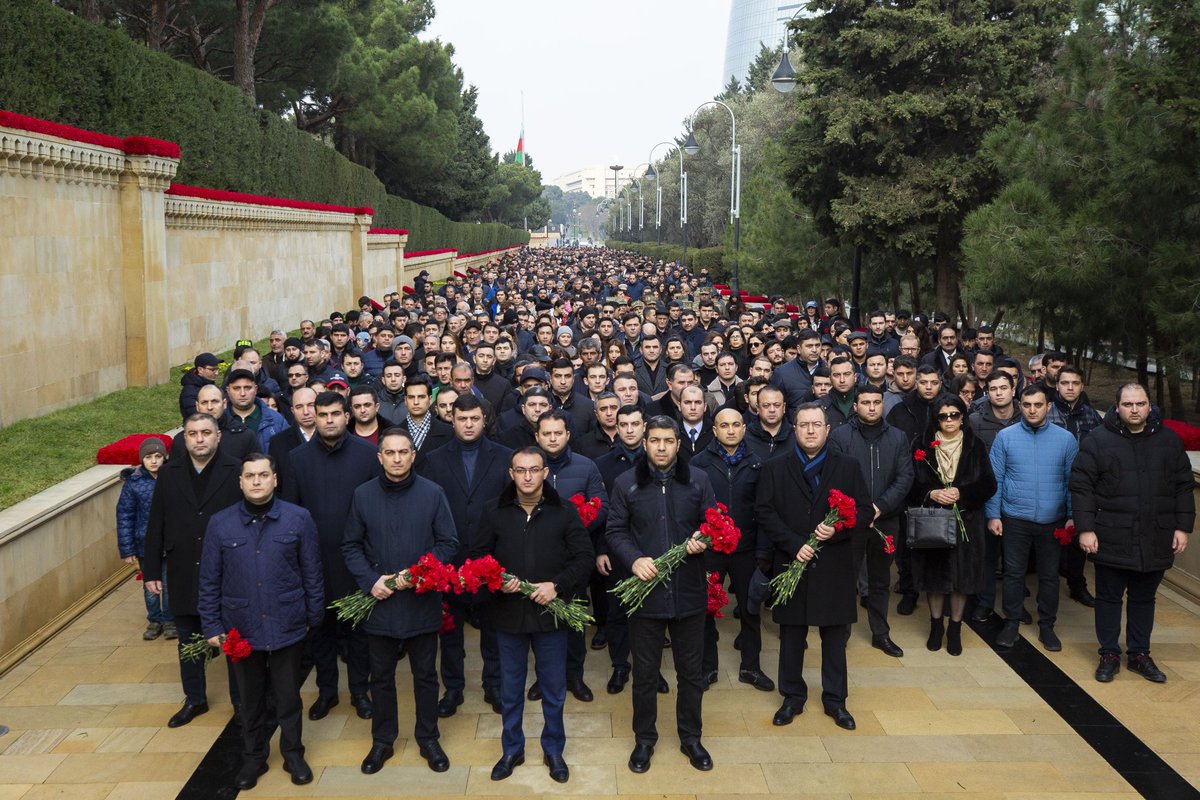 Mr_UlviMehdiyev's tweet photo. Qanlı 20 Yanvar faciəsinin 33-cü ildönümü ilə əlaqədar Azərbaycan Respublikasının Prezidenti yanında Vətəndaşlara Xidmət və Sosial İnnovasiyalar üzrə Dövlət Agentliyinin kollektivi Şəhidlər xiyabanını ziyarət edib. https://t.co/Qs5DlSmpod