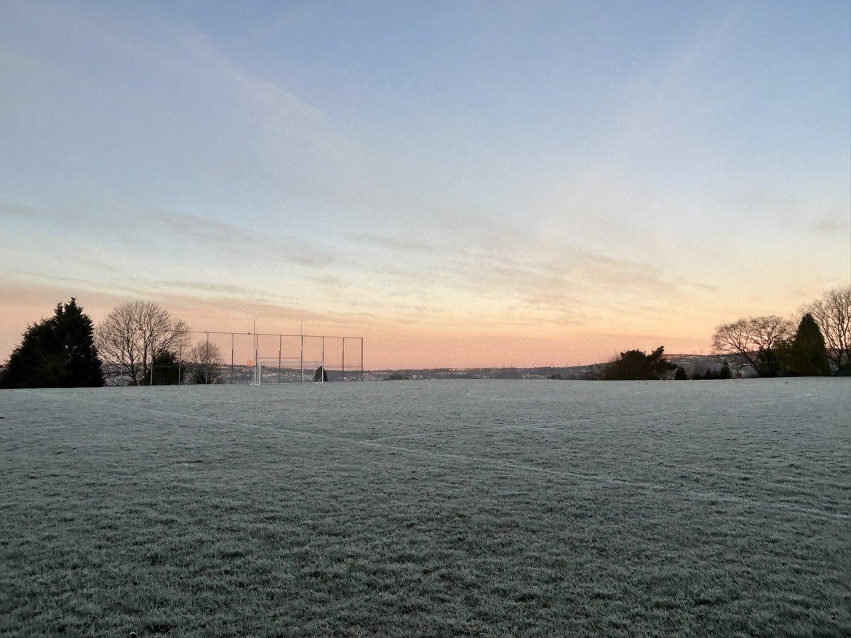 Lovely sunrise picture from our frozen field this morning 🌅 🔴⚫️