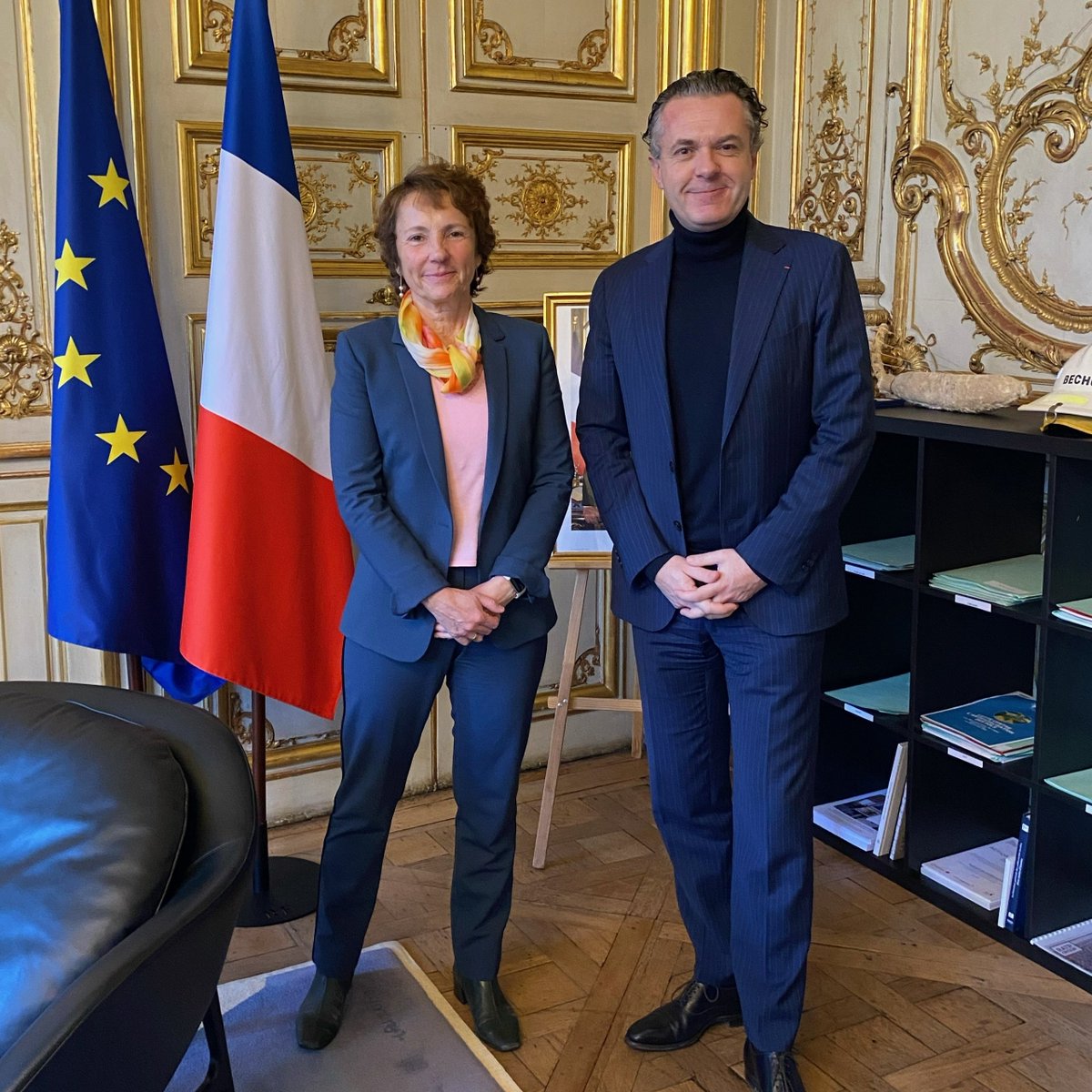 UTP_Fr's tweet photo. Planification écologique, plan d’#investissement massif dans les #TransportsPublics &amp; #ferroviaires, consolidation de leur modèle économique, préparation des #ZFE, soutien au #fret ferroviaire 
➡️messages passés au Ministre @ChristopheBechu par la Pdte de l’@UTP_Fr @MA_Debon https://t.co/weSqxTuJI7