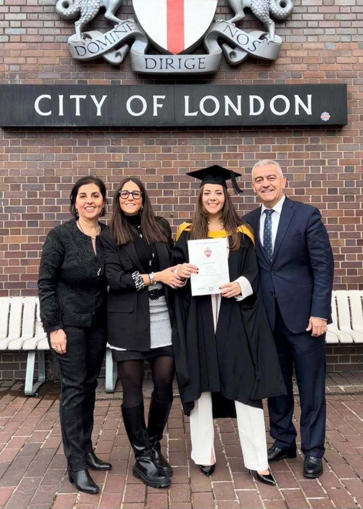 KostasPaschos's tweet image. Η χαρά των γονιών όταν βλέπουν το παιδί τους να πετυχαίνει τους στόχους του. - Bayes Business School - formerly Cass