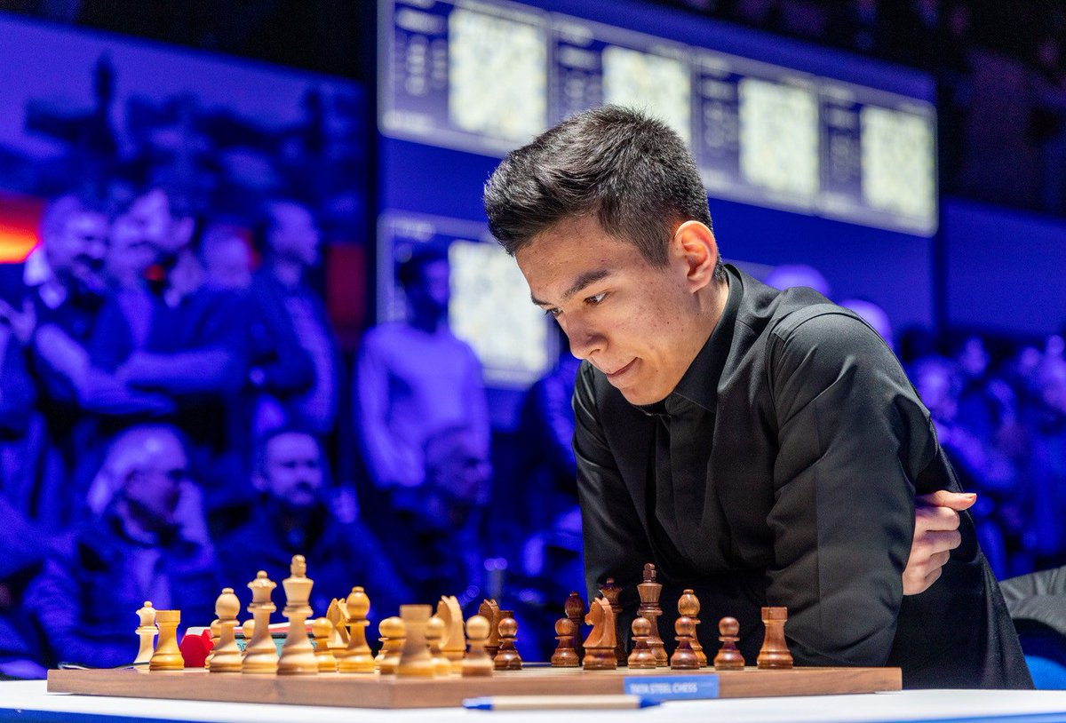 ProChessT's tweet image. 18-year-old GM Nodirbek Abdusattorov &quot;scored a goal&quot; against Magnus Carlsen in R5 of the #TataSteelMasters 2023 👏 

Fun fact: Nodirbek was born in 2004 when Magnus made his Tata Steel Masters debut!

📷 Jurriaan Hoefsmit – @tatasteelchess Tournament 2023