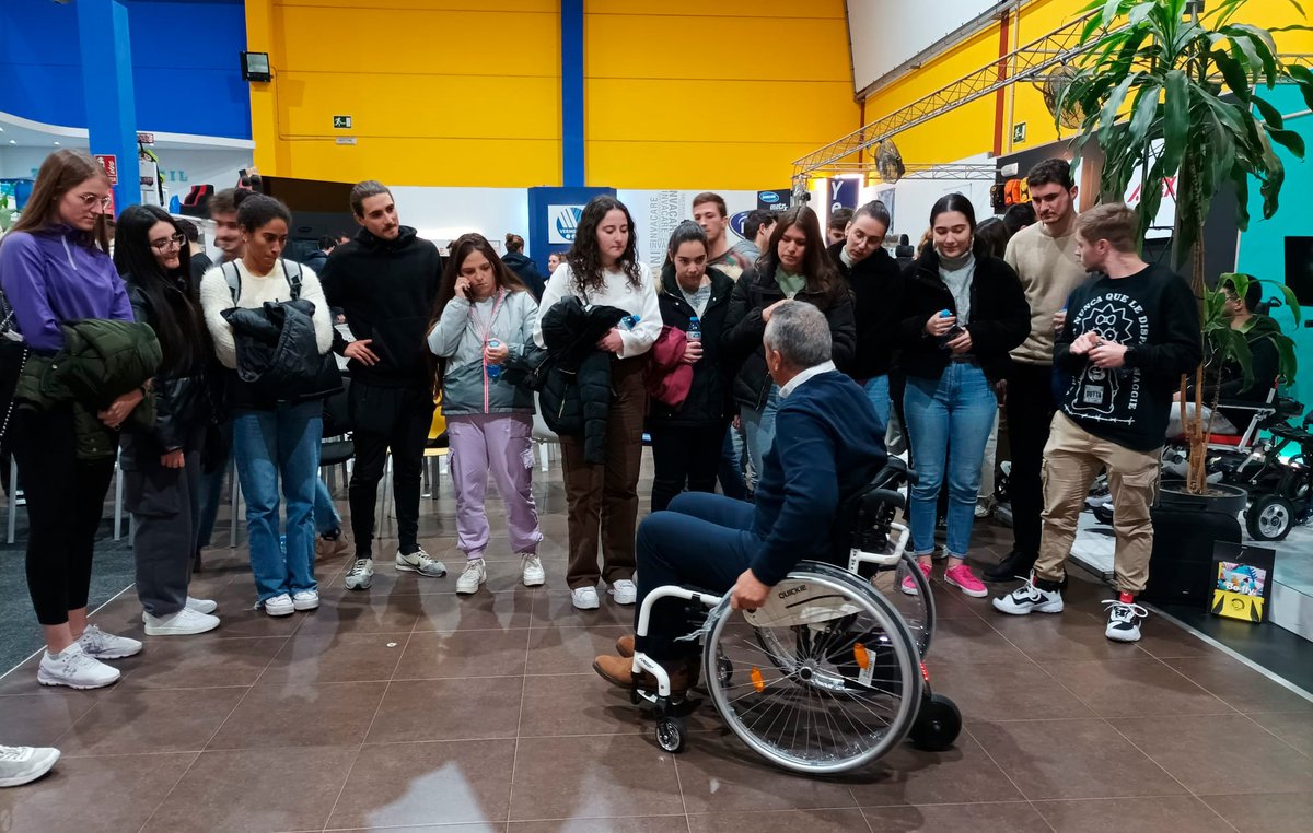 eurodiscap's tweet photo. ¡Esta semana, tuvimos visita! 😀
Los alumnos de cuarto del Grado de Fisioterapia de la @InfoUMA  de Málaga acompañados de su profesora Rita Pilar Romero asistieron a un taller impartido por nuestro compañero Jesús Ruiz.
¡Muchas gracias a todos por vuestra participación! 👏 https://t.co/JvyVcZg9kt