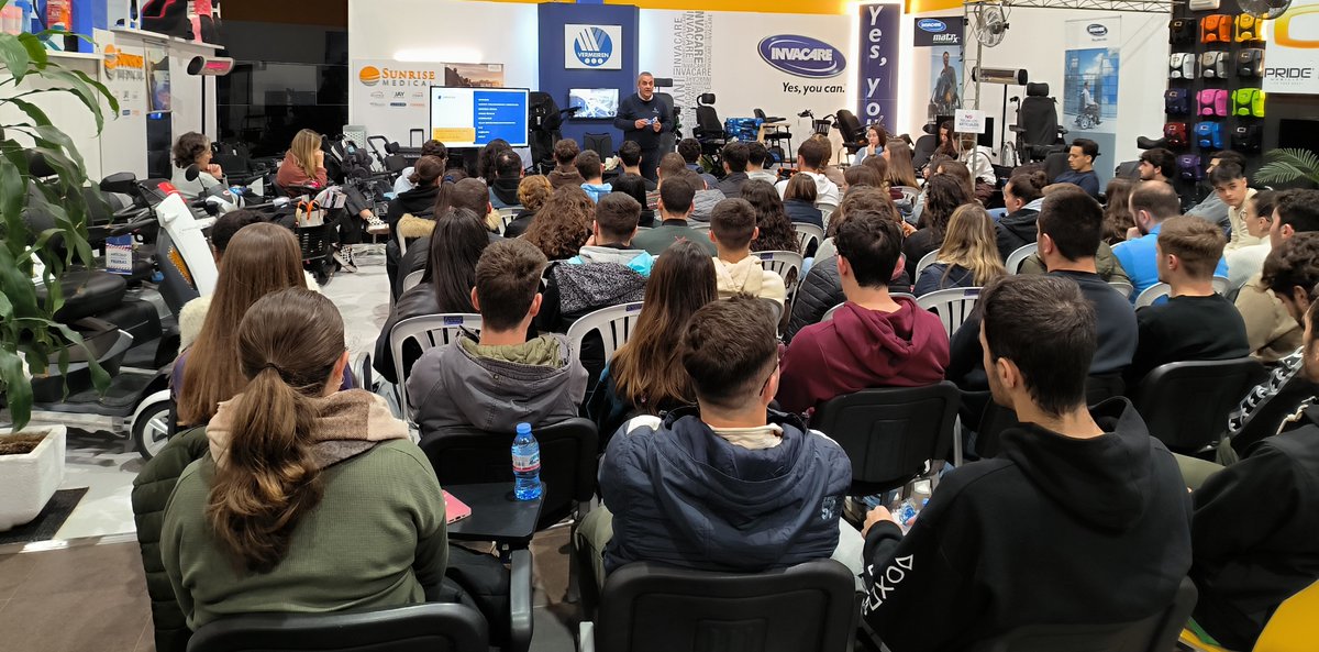 eurodiscap's tweet photo. ¡Esta semana, tuvimos visita! 😀
Los alumnos de cuarto del Grado de Fisioterapia de la @InfoUMA  de Málaga acompañados de su profesora Rita Pilar Romero asistieron a un taller impartido por nuestro compañero Jesús Ruiz.
¡Muchas gracias a todos por vuestra participación! 👏 https://t.co/JvyVcZg9kt