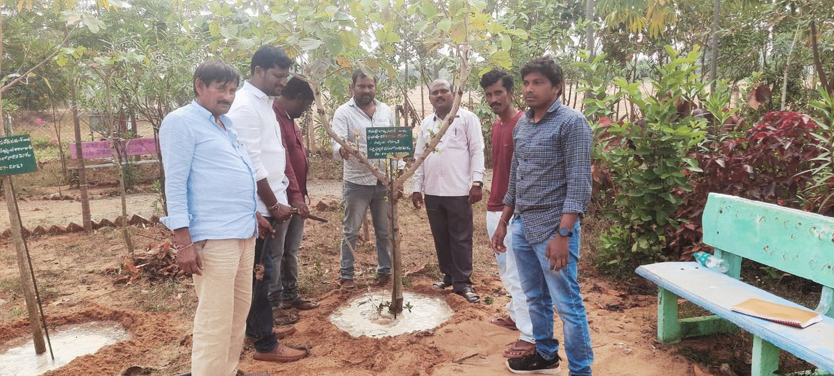 ChenelliRamesh's tweet photo. చెన్నూరు నియోజకవర్గంలో ప్రతి శుక్రవారం గ్రామాల్లో నిర్వహించే స్వచ్ఛ శుక్రవారం కార్యక్రమంలో భాగంగా కిష్టంపేట గ్రామంలో ప్రజలు, అధికారులు, ప్రజా ప్రతినిధులు, ప్రజలు పాల్గొని శుభ్రత కార్యక్రమాలు నిర్వహించారు.జై బీఆర్ఎస్ జై కేసీఆర్ జై శ్రీ @balkasumantrs అన్న గారు✊🙏

#CleanFriday https://t.co/nPdNEiVS1p