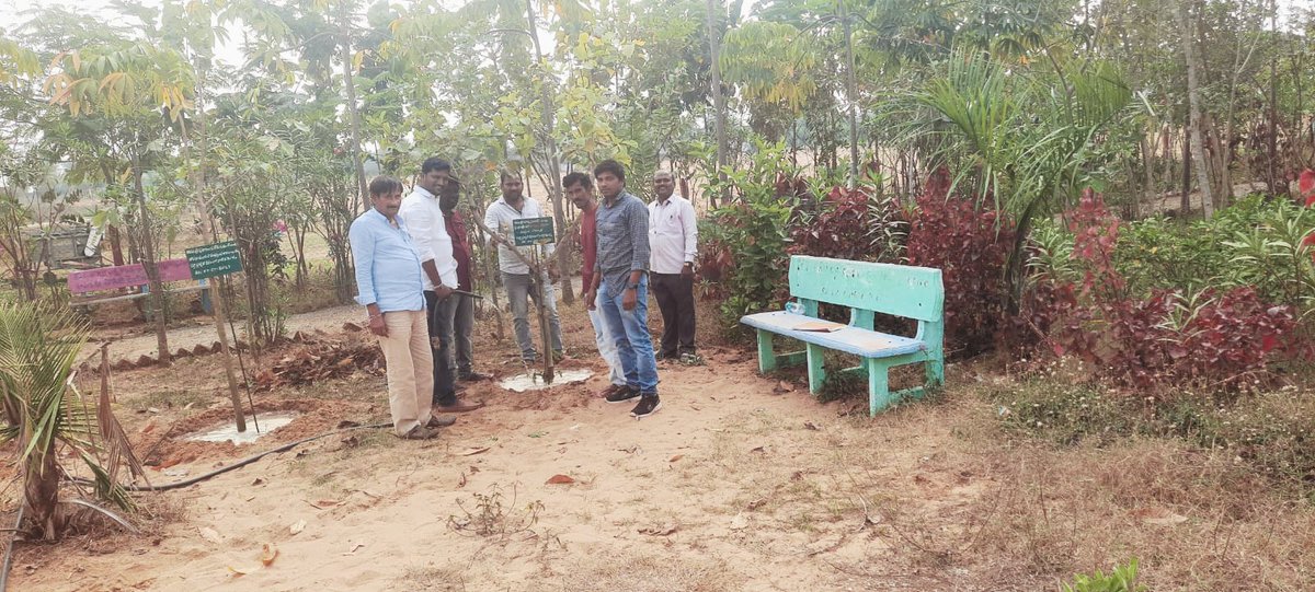 ChenelliRamesh's tweet photo. చెన్నూరు నియోజకవర్గంలో ప్రతి శుక్రవారం గ్రామాల్లో నిర్వహించే స్వచ్ఛ శుక్రవారం కార్యక్రమంలో భాగంగా కిష్టంపేట గ్రామంలో ప్రజలు, అధికారులు, ప్రజా ప్రతినిధులు, ప్రజలు పాల్గొని శుభ్రత కార్యక్రమాలు నిర్వహించారు.జై బీఆర్ఎస్ జై కేసీఆర్ జై శ్రీ @balkasumantrs అన్న గారు✊🙏

#CleanFriday https://t.co/nPdNEiVS1p