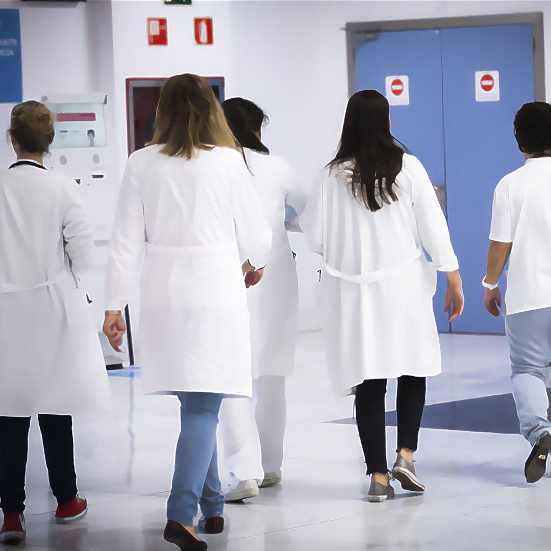 GVASalutManises's tweet photo. El sábado 21 de enero, se celebra el examen MIR 2023, con 8.550 plazas para futuros médicos. En Manises disponemos de 12 especialidades acreditadas, con 44 futuros médicos y enfermeras en formación. A los aspirantes, todo nuestro ánimo. #DocenciaManises #TalentoManises https://t.co/LvJxe2mub5