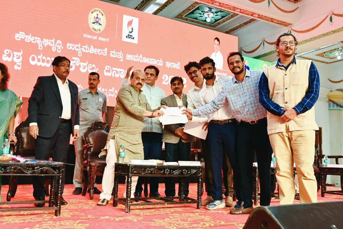 MGNF_IIMB's tweet photo. Happy to announce our fellows' #achievement in the #Skillathon 2022, as fellows secured a top position in the competition. The Chief Minister of #Karnataka facilitated the winners on World Youth Skills Day,2022, at Vidhana Soudha, Bengaluru.
@iimb_official https://t.co/VtVmTSULsW