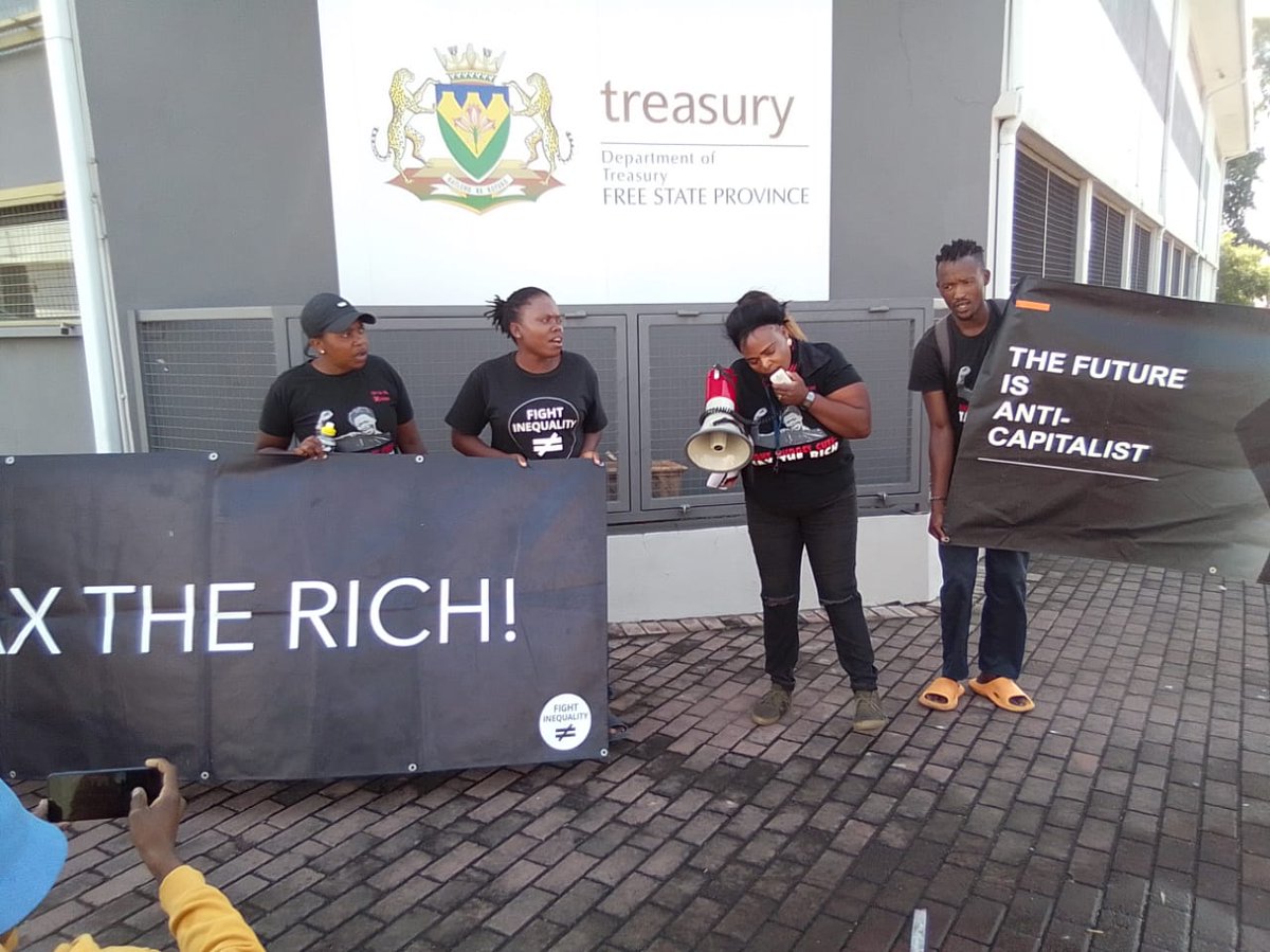 Today we joined @FIAsouthafrica's #BlackBandFriday picket outside @FSTreasury to call on the government to stop the looting and to #TaxTheRich who have become even richer during the Covid-19 pandemic! 
#FightInequality 
#EndAusterity
#EnoughlsEnough 
#PeopleB4Profit