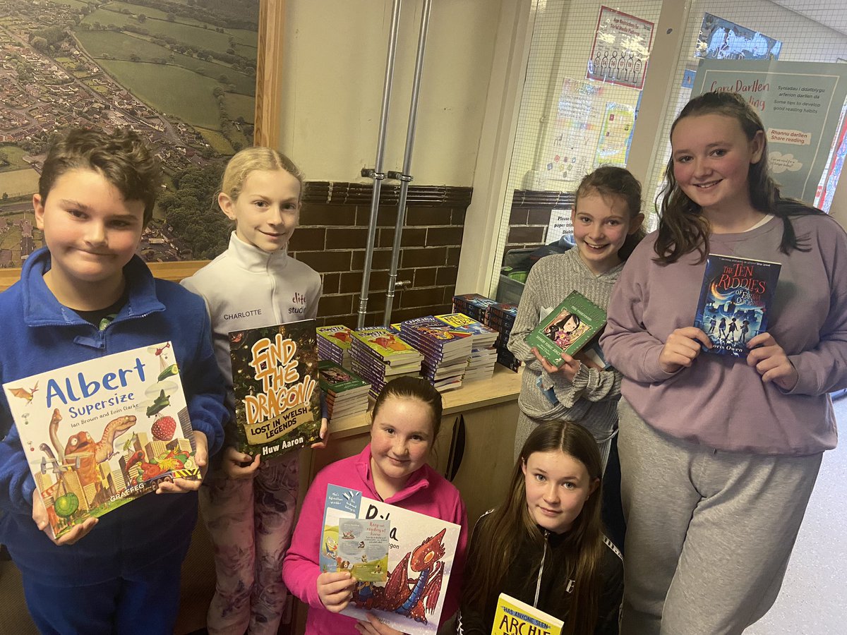 Our book stall is open! Thank you Cyngor Llyfrau Cymru for the gift of a book for each of our learners! 📚 #LoveReading #CaruDarllen @SychdynSchool