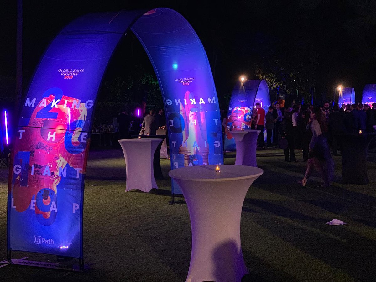 Welcome your visitors in a unique way with our branded Bannerbow arches. ⚡️

#bannerbow #displaystands #eventsuk #marketing #branding #business #businessuk #theatresuk #hotelsuk #display