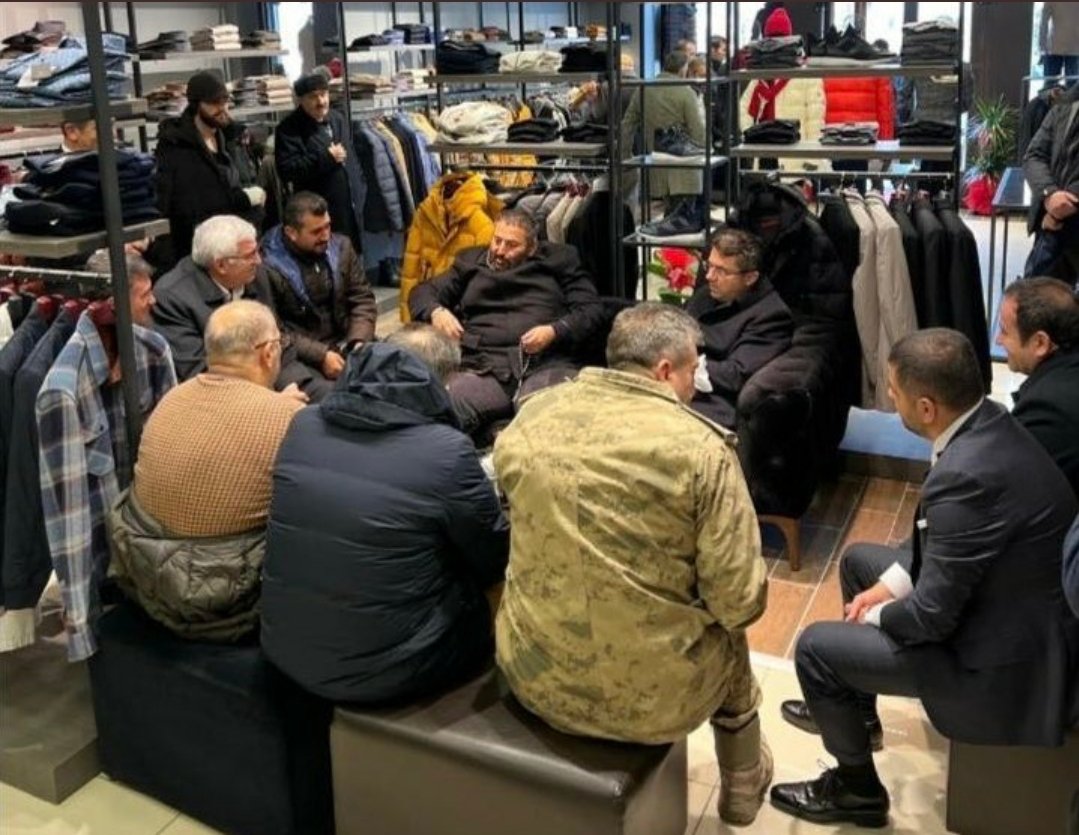 altayucar1's tweet image. Bu iki fotoğraf çokça övündügümüz devlet geleneğinin geldiği utanç verici noktayi eksiksiz özetliyor. #partidevleti