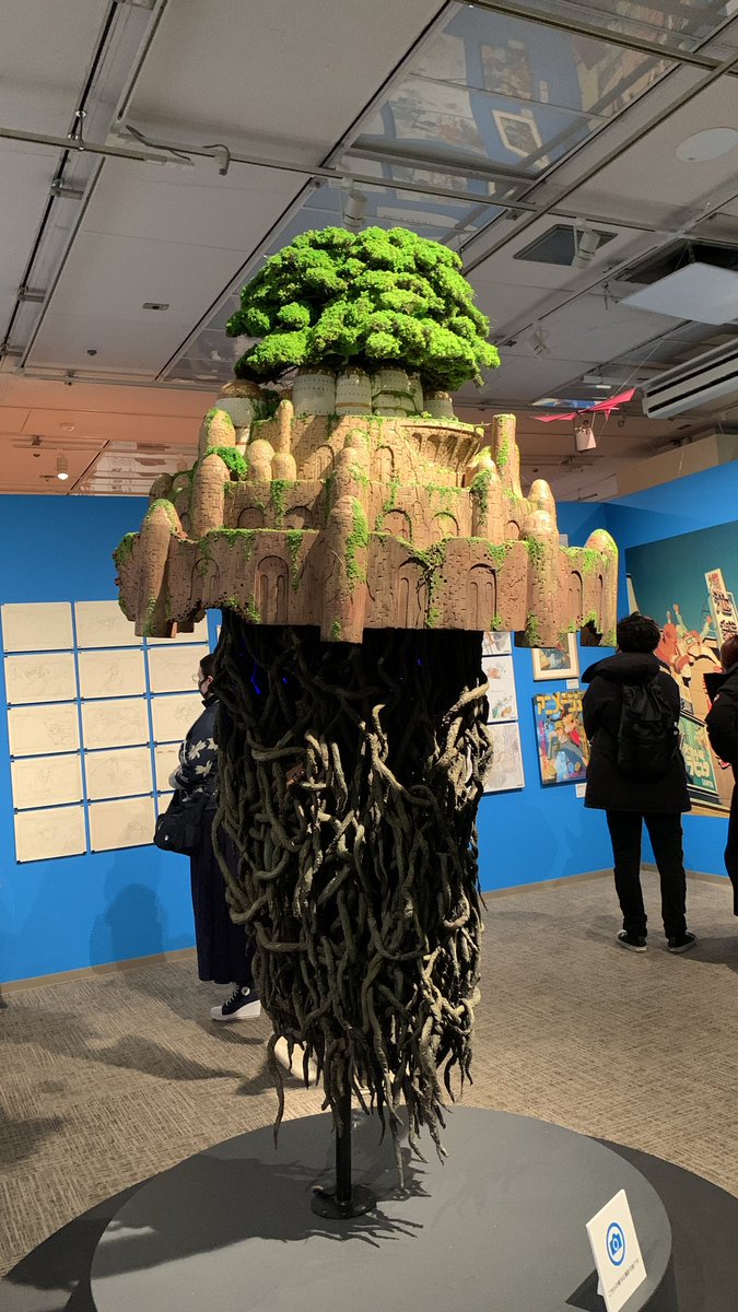 アニメージュとジブリ展、めちゃくちゃ良かったな…
ナウシカの設定の細かさには脱帽。どういう世界で、どういう暮らしをしているのか、細部まで緻密に設定されていて、思わず小声で「ハァ〜…」と言ってしまった。それでいて「ズボンはズボン」とか謎に雑なとこもあってすごく良かった。