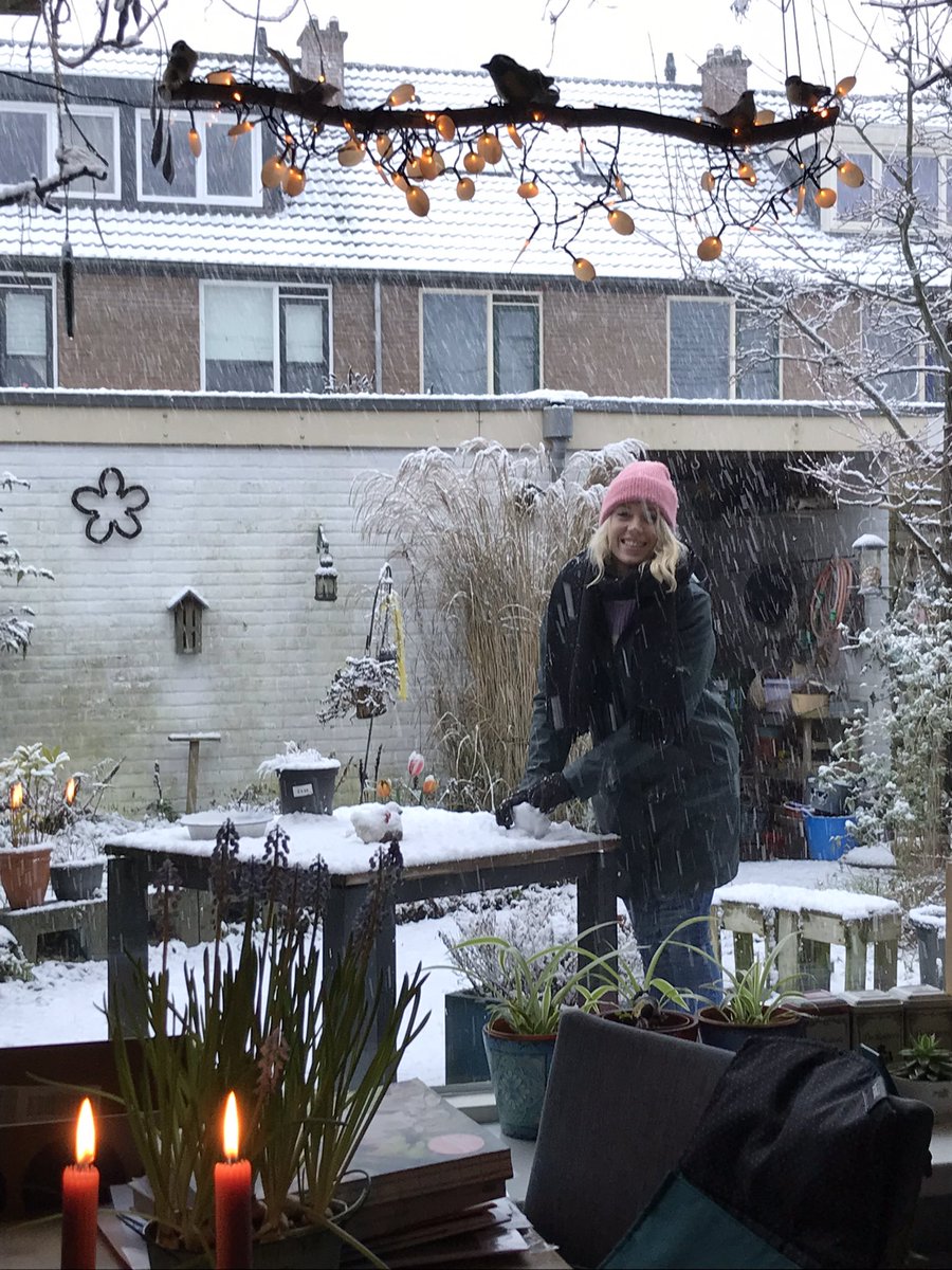 msnoekie's tweet photo. Dochter lekker in de sneeuw aan het spelen                                       (30) https://t.co/xkH77kAah7