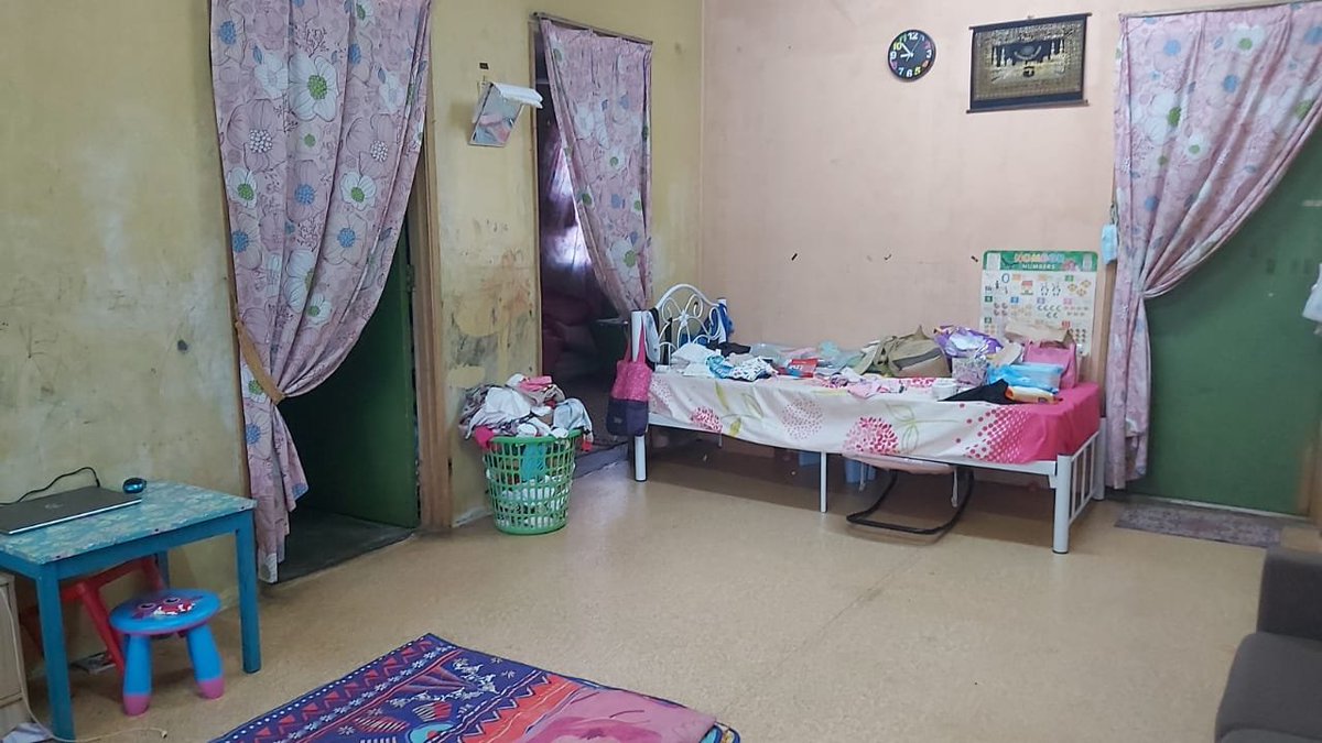 zumairaaa's tweet photo. Both Juliana and suami mmg tak bekerja skrg untuk urus adik Attique yg baru 7 bulan ni. Ada lagi 3 anak2 dia yang sekolah. Duit belanja sekolah, duit makan pon takde nak bagi. Keperluan harian dorang pon tak terurus.

Nak minta korang tolong RT banyak2 untuk adik Attique nii🙏 https://t.co/32Psl1zvgr