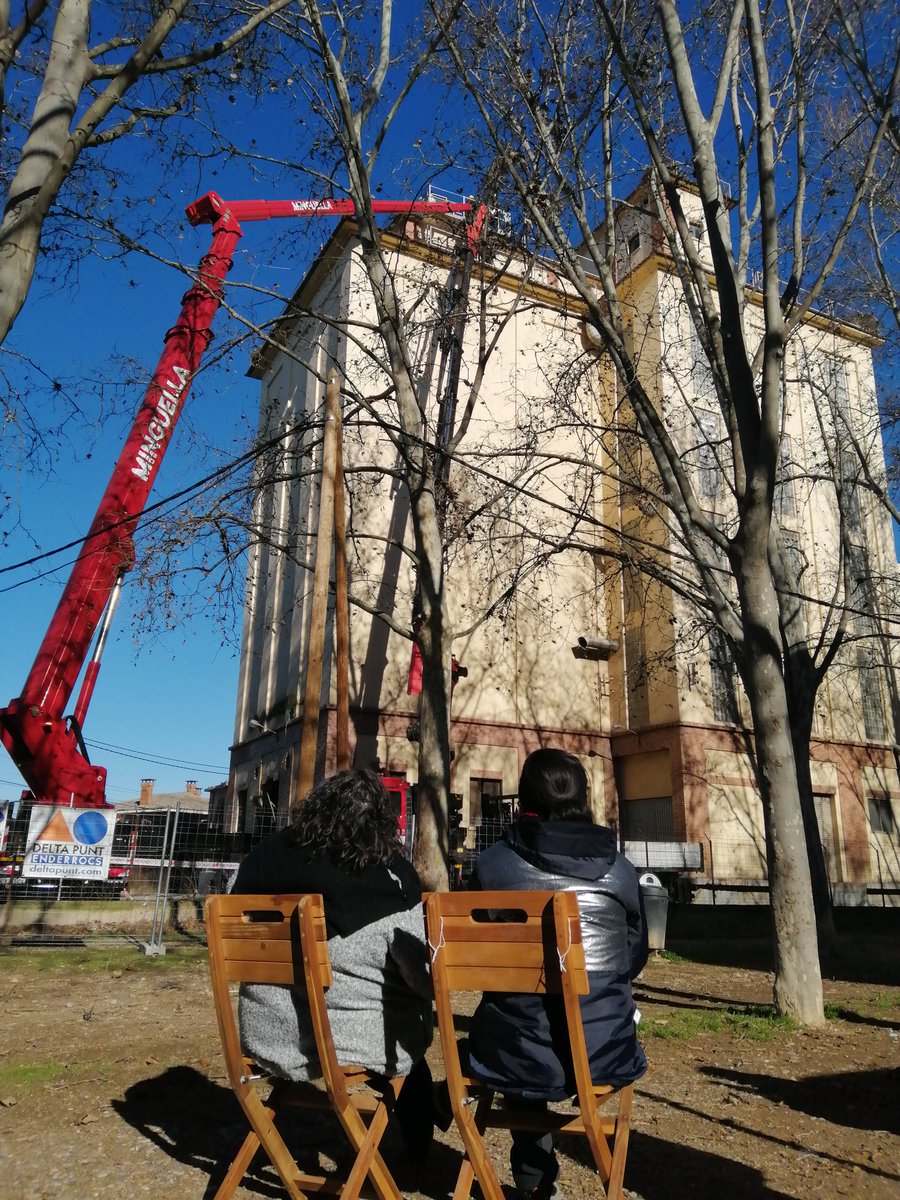 Furo2Ponent's tweet photo. Se alquilan sillas para ver desmonte de los nidos de #cigüeñas en los silos de #Pardinyes.
¿Os esperamos? @MiquelPueyo @antonipostius @flarrosa 🤔🤫😜 https://t.co/6rhXSXHnen