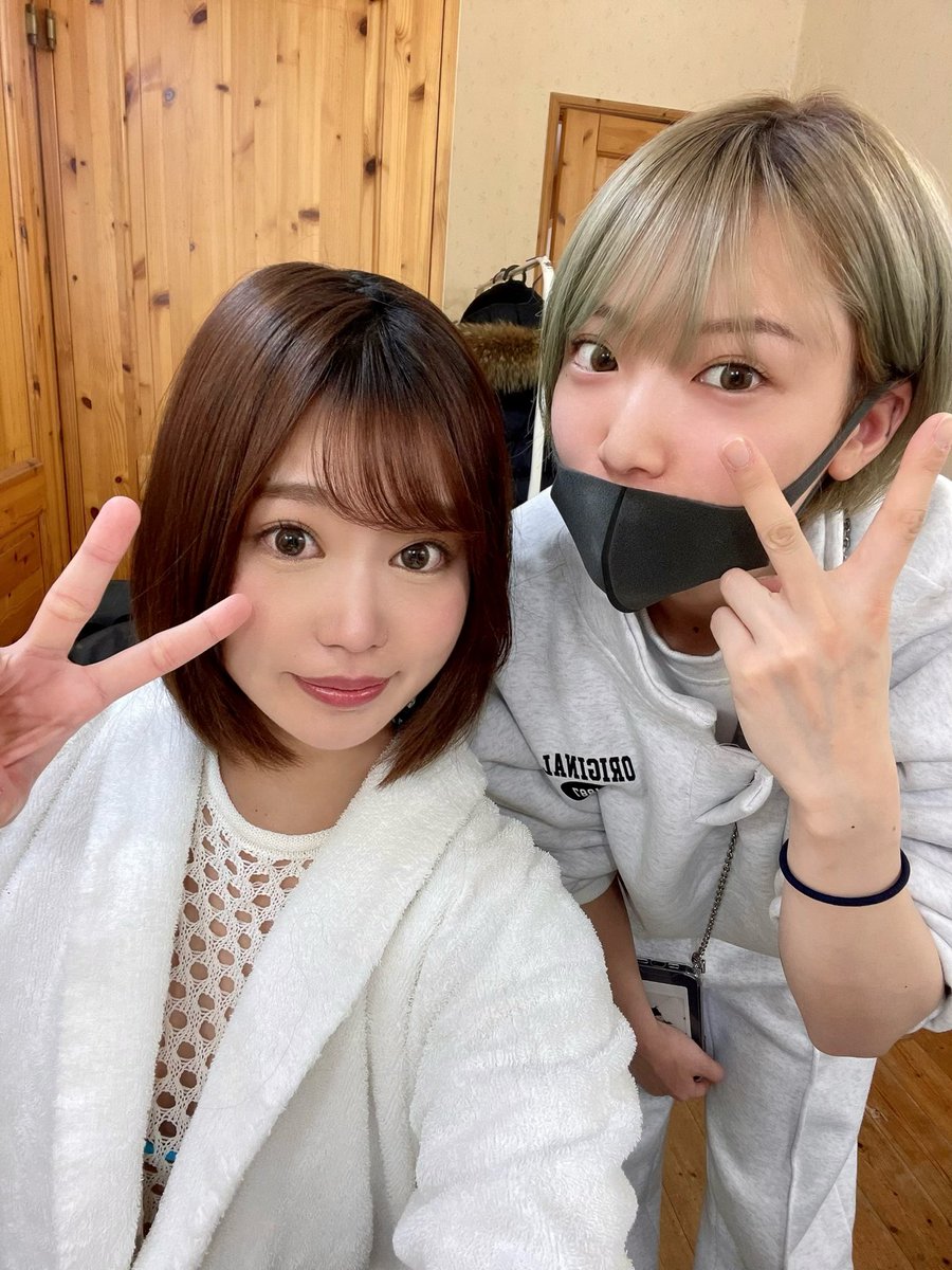この間撮影の時のメイクさんのちあきさん！可愛いし楽しいし好きーってなった😖❤️ https://t.co/KFePgvo738