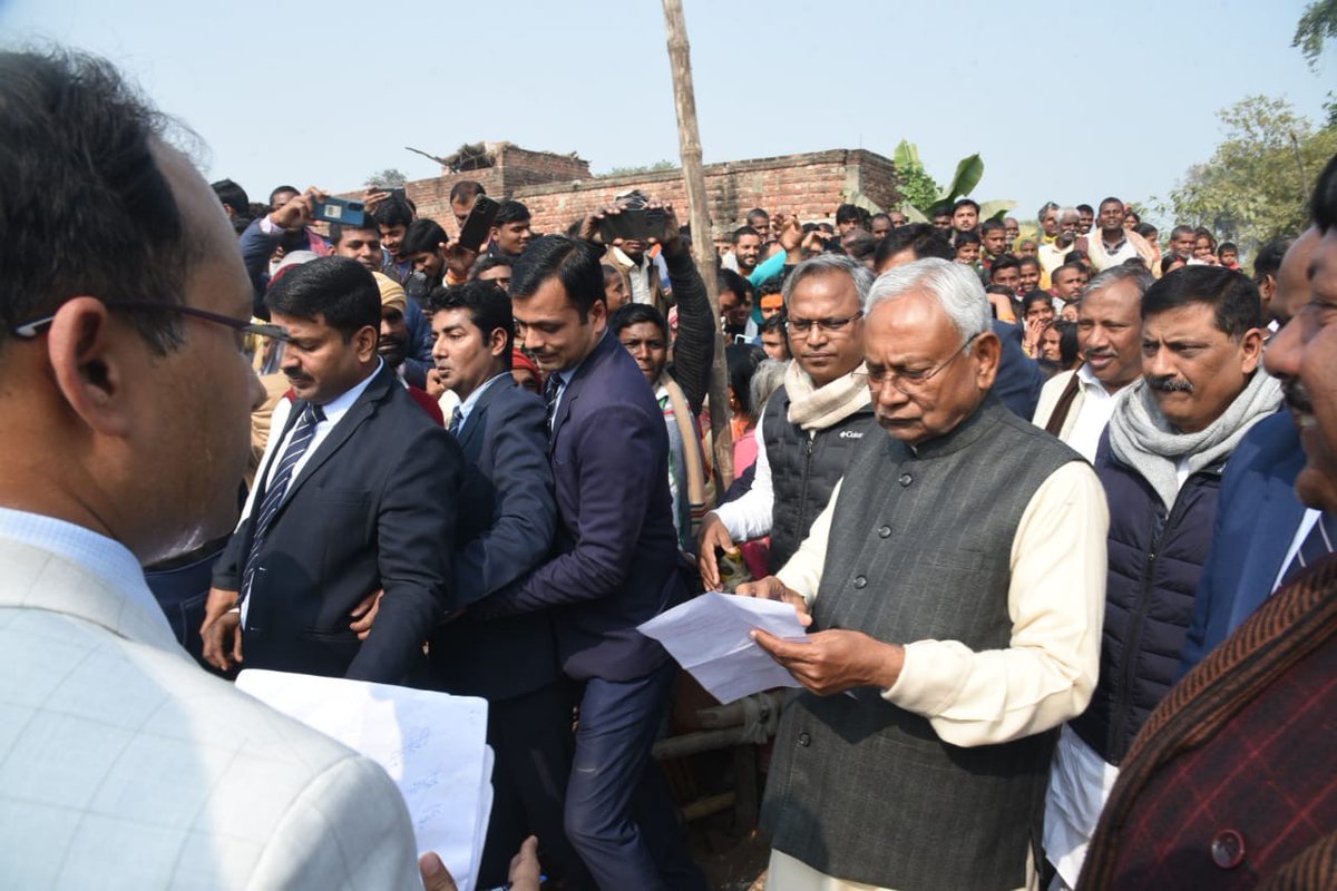 NitishKumar's tweet photo. (2/3) इस दौरान नालंदा जिला में रहुई प्रखंड स्थित सुपासंग पंचायत के उफरौल ग्राम में मुख्यमंत्री ग्रामीण आवास योजना क्लस्टर का निरीक्षण किया। साथ ही सुपासंग सरकार भवन के पास जीर्णोद्धार किए तालाब एवं जिले के मुख्य कार्यों के संबंध में लगाई गई प्रदर्शनी का निरीक्षण किया। https://t.co/S4l9spoRJL