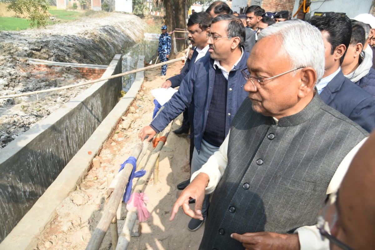 NitishKumar's tweet photo. (2/3) इस दौरान नालंदा जिला में रहुई प्रखंड स्थित सुपासंग पंचायत के उफरौल ग्राम में मुख्यमंत्री ग्रामीण आवास योजना क्लस्टर का निरीक्षण किया। साथ ही सुपासंग सरकार भवन के पास जीर्णोद्धार किए तालाब एवं जिले के मुख्य कार्यों के संबंध में लगाई गई प्रदर्शनी का निरीक्षण किया। https://t.co/S4l9spoRJL