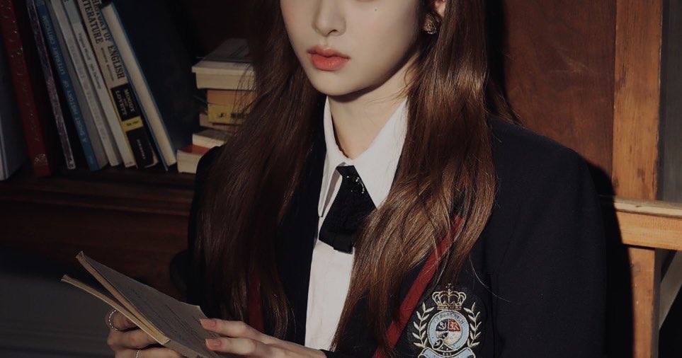 ssamuseulg's tweet photo. jennifer's body - a purinz au

kcw would say she had a normal high school life until her best friend (hyj) shows up her room one night, covered in blood and several boys from crimson high start to go missing. 

“yunjin, you’re killing people!”

“relax, unnie. i’m killing boys.” https://t.co/s6SBgr93t7