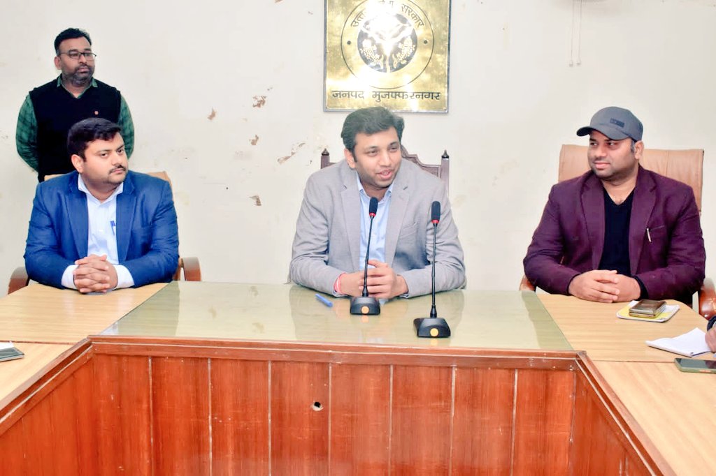 DmMuzaffarnagar's tweet photo. जिलाधिकारी मुज़फ्फरनगर का कार्यभार ग्रहण कर पत्रकार बंधुओं के साथ प्रेस कॉन्फ्रेंस कर अवगत कराया कि शासन की योजनाओं को प्रत्येक लाभार्थी तक पहुंचाने, जन समस्याओं का निस्तारण एवं विकास कार्यों को प्रभावी एवं बेहतर गुणवत्ता के साथ पूर्ण कराने का प्रयास किया जाएगा। @ChiefSecyUP https://t.co/jisY4JZ8YG