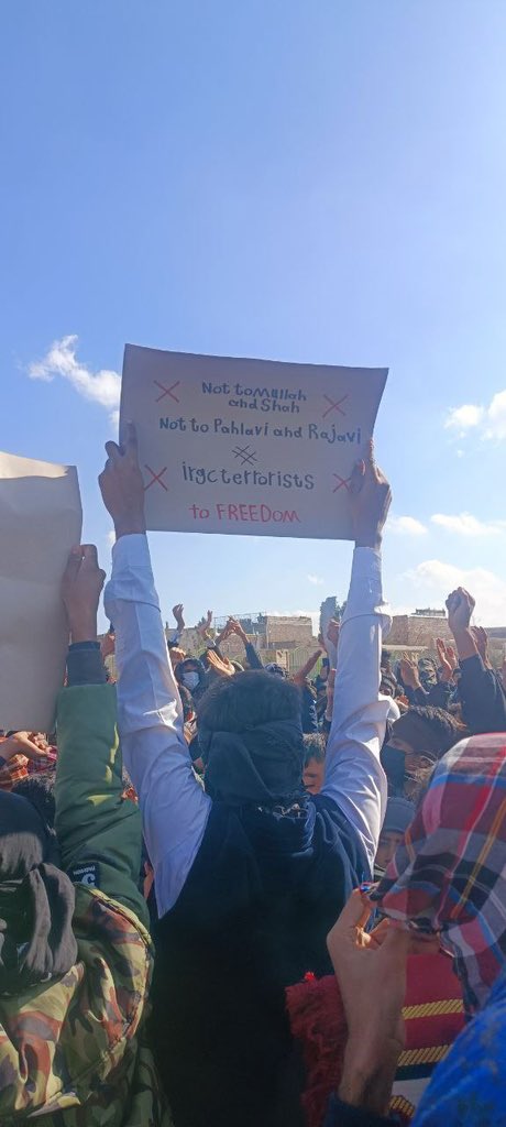 پیام یک معترض بلوچ در جمعه‌های اعتراضی: 
«نه به ملا و شاه؛ نه به پهلوی و رجوی»
[کمپین فعالین‌ بلوچ] 📍Baluchestan