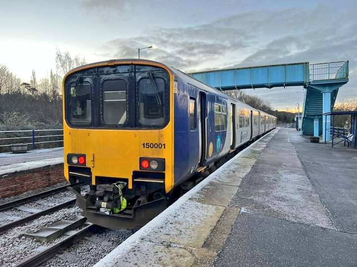 IBLRG's tweet image. Sadly not heading towards Cleethorpes Brigg 😔

150001 (scud 1) sits at Gainsborough Central after arriving with 2L90 the 0658 service from Sheffield. Friday 20th January 2023

© Martin Cook. 

#briggline #class150