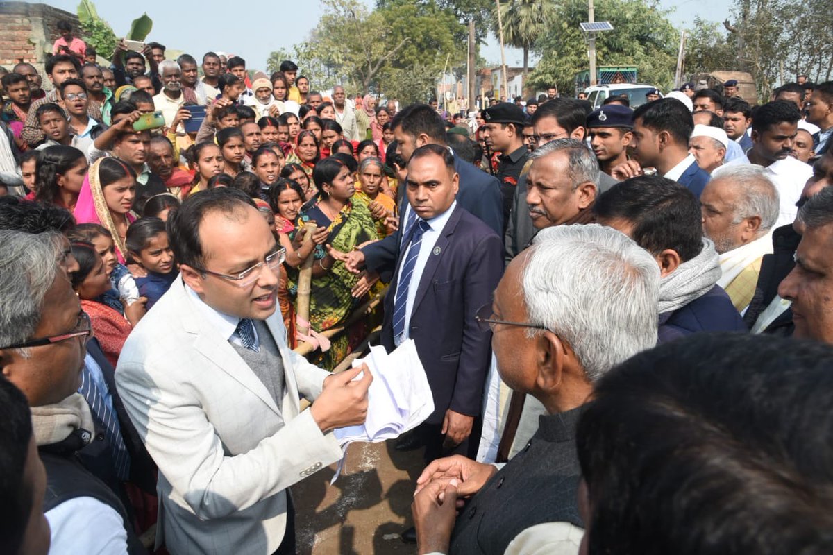 NitishKumar's tweet photo. ‘समाधान यात्रा’ के क्रम में आज नालंदा में चल रहे विकास कार्यों का निरीक्षण किया तथा ग्रामीणों की समस्याओं के समाधान हेतु संबंधित पदाधिकारियों को निर्देश दिए। (1/3) https://t.co/T2srpY254A