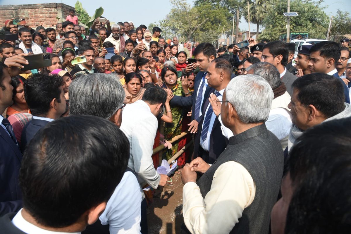 NitishKumar's tweet photo. ‘समाधान यात्रा’ के क्रम में आज नालंदा में चल रहे विकास कार्यों का निरीक्षण किया तथा ग्रामीणों की समस्याओं के समाधान हेतु संबंधित पदाधिकारियों को निर्देश दिए। (1/3) https://t.co/T2srpY254A