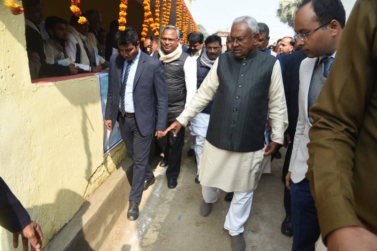 NitishKumar's tweet photo. ‘समाधान यात्रा’ के क्रम में आज नालंदा में चल रहे विकास कार्यों का निरीक्षण किया तथा ग्रामीणों की समस्याओं के समाधान हेतु संबंधित पदाधिकारियों को निर्देश दिए। (1/3) https://t.co/T2srpY254A