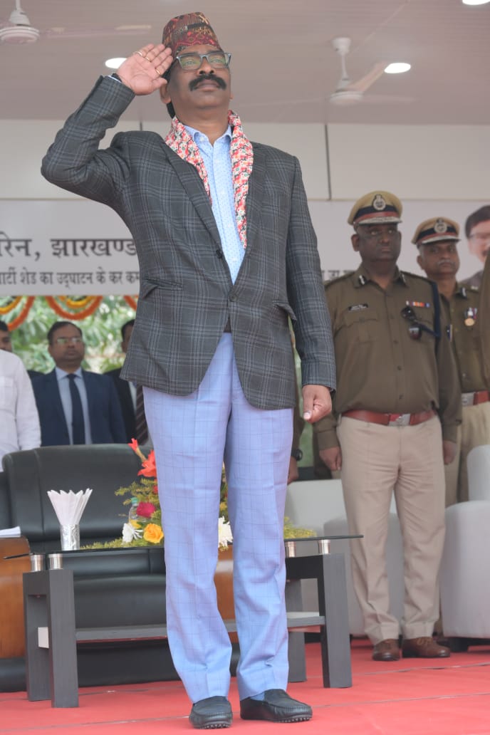 JharkhandCMO's tweet photo. नक्सल प्रभाव को खत्म करने में पुलिसकर्मियों ने जो योगदान दिया है। उसके लिए सभी पुलिसकर्मियों को बहुत-बहुत शुभकामनाएं और धन्यवाद :- श्री @HemantSorenJMM https://t.co/D9IOCzz2Vy