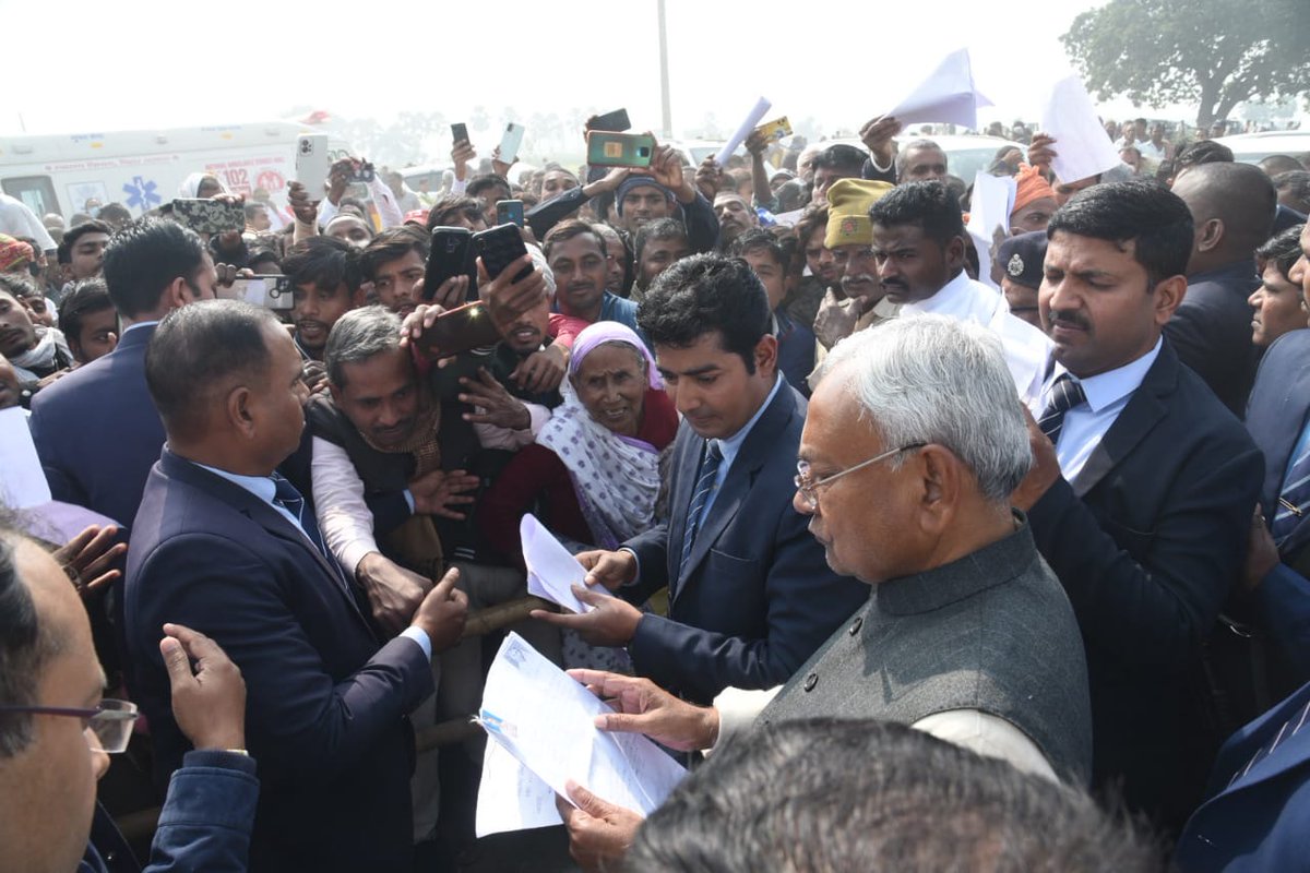NitishKumar's tweet photo. (3/3) इसके अतिरिक्त नालंदा जिला के मिर्जापुर ग्राम में हो रहे विकास कार्यों का निरीक्षण किया तथा योजनाओं की अद्यतन स्थिति की जानकारी ली। साथ ही विभिन्न कल्याणकारी योजनाओं के तहत लाभुकों से मुलाकात की। https://t.co/QXRPcBiUpu