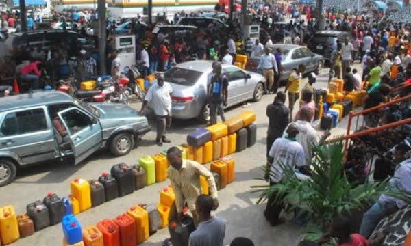 boy_winner_'s tweet photo. @MBuhari The whole of Nigeria right now.. #endNNPC #EndFuelScarcity #endFuelqueues https://t.co/WQZ4kaeMgw