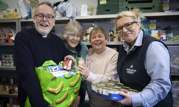 WalesBusiness's tweet photo. CHARITY FOOD BANK
A dedicated charity food bank which delivers over 70 parcels in and around Conwy every month has had a helping hand from one of Wales’s biggest food supply companies, @harlechfoods
@caruconwy #BagsofLove #BagiauCariad
https://t.co/9WFYTzrBAb https://t.co/aVxCX6alI7