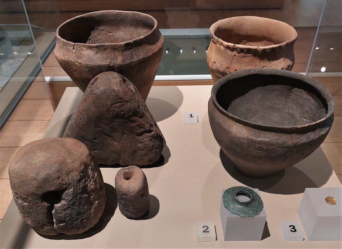 FW Grimes excavated site called Caesars Camp as Heathrow being built 1944.
Nothing to do w Romans though: occupied from 900BC w 11 Iron Age round houses + pos later features.
See these #FindsOnFriday once new @MuseumofLondon opens: clay jars/bowls/weights, bronze disc, gold coin.