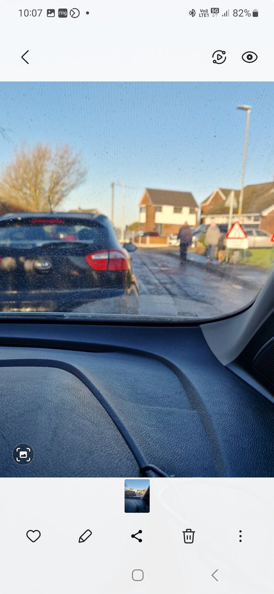 Hobson7Karl's tweet photo. Another day in Tameside. 3 way lights and queuing traffic on a housing estate. Nobody working. @TamesideCouncil seem to be deliberately building traffic at the moment @AndyBurnhamGM #CleanAir #rethink #Traffic #environment https://t.co/QyqdDC0wbs