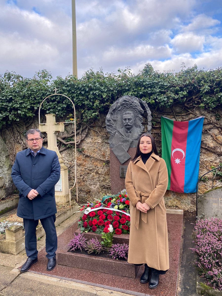 LAbdullayevaMFA's tweet photo. 20 Yanvar günündə #Azərbaycan|ın müstəqilliyi və bütövlüyü uğrunda canından keçən Şəhidlərimizin xatirəsini yad etmək üçün görkəmli ictimai-siyasi xadim, ADR-in qurucularından olan Əlimərdan bəy Topçubaşinin məzarını ziyarət etdik.

Torpaq əgər uğrunda ölən varsa Vətəndir!🇦🇿 https://t.co/0PxavnmXI2
