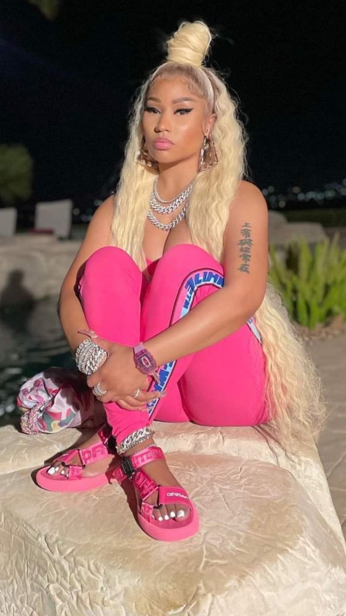 LearnmoreMaseko's tweet photo. THIS IS THE PINK PRINT EVERY WOMAN ❤️THE BITCH 🌎 https://t.co/aeYysSH4Sd