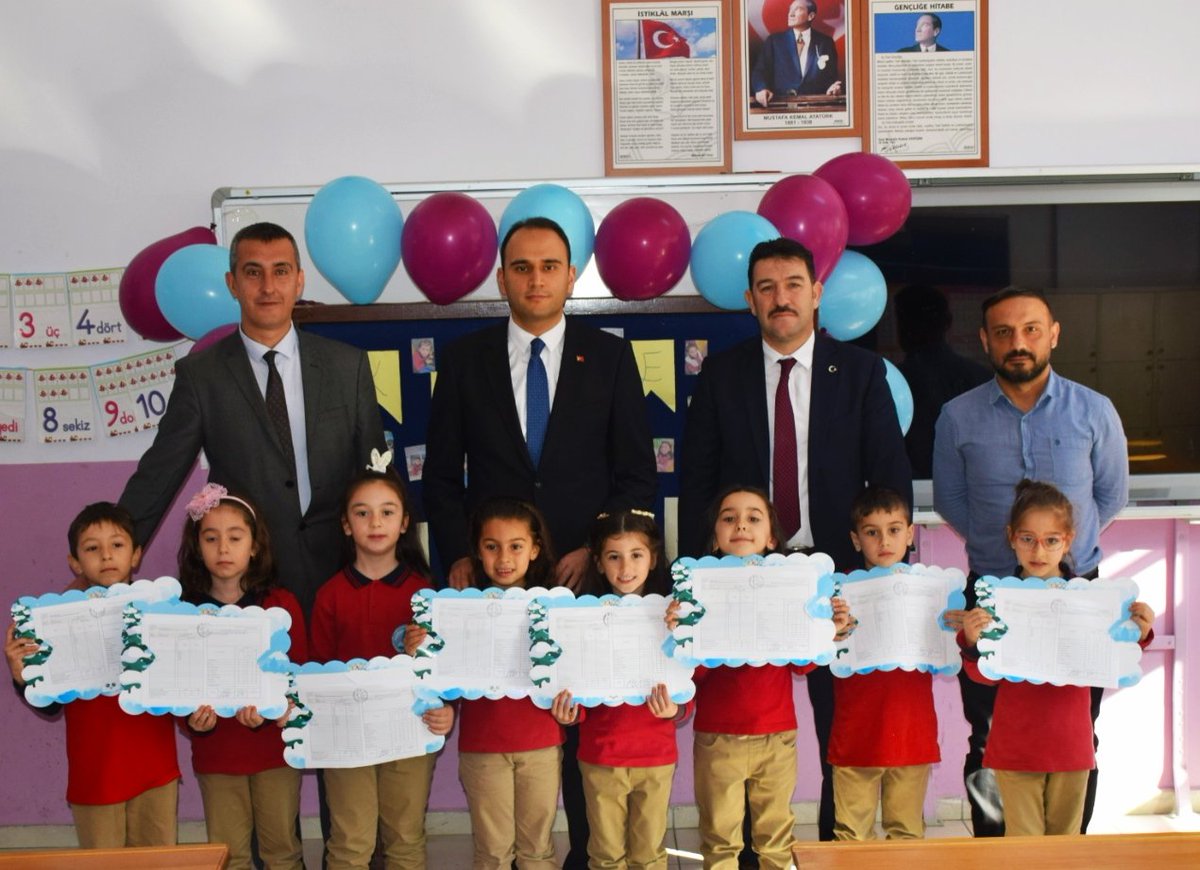 TRcarsibasi's tweet photo. Kaymakamımız İsmail Koçdoğan; İlçe Milli Eğitim Müdürü Serkan Akkan ile birlikte 2021/2022 Eğitim Öğretim yılı 1. Yarıyıl Karne Dağıtım Töreni’ne katılarak öğrencilerimizin karne sevincine ortak oldu.

📍Fener Şehit Muhammet Türk İlkokulu https://t.co/oWTw5gLMSf