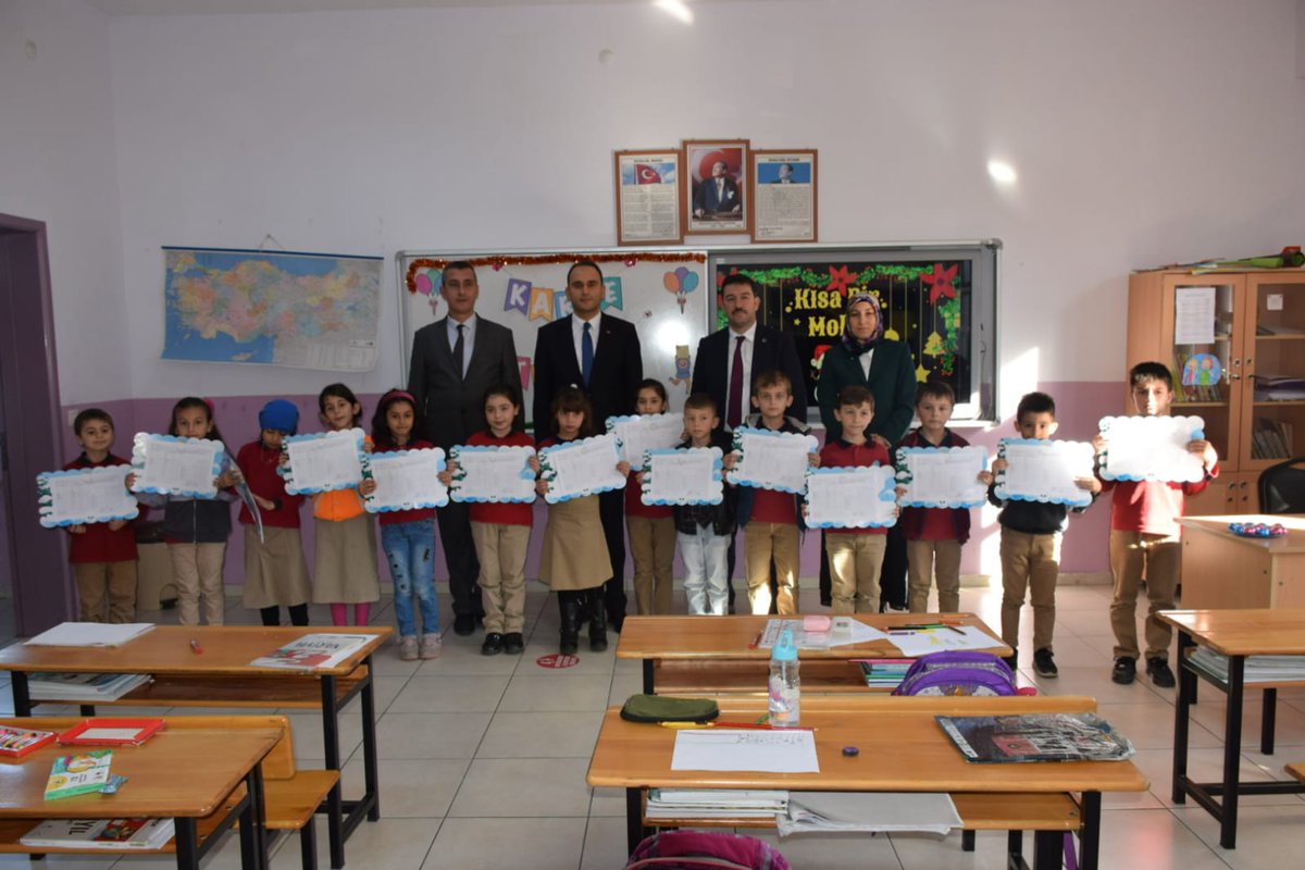 TRcarsibasi's tweet photo. Kaymakamımız İsmail Koçdoğan; İlçe Milli Eğitim Müdürü Serkan Akkan ile birlikte 2021/2022 Eğitim Öğretim yılı 1. Yarıyıl Karne Dağıtım Töreni’ne katılarak öğrencilerimizin karne sevincine ortak oldu.

📍Fener Şehit Muhammet Türk İlkokulu https://t.co/oWTw5gLMSf