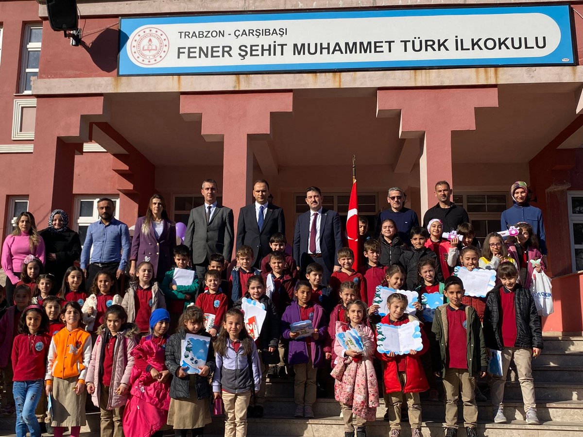 TRcarsibasi's tweet photo. Kaymakamımız İsmail Koçdoğan; İlçe Milli Eğitim Müdürü Serkan Akkan ile birlikte 2021/2022 Eğitim Öğretim yılı 1. Yarıyıl Karne Dağıtım Töreni’ne katılarak öğrencilerimizin karne sevincine ortak oldu.

📍Fener Şehit Muhammet Türk İlkokulu https://t.co/oWTw5gLMSf