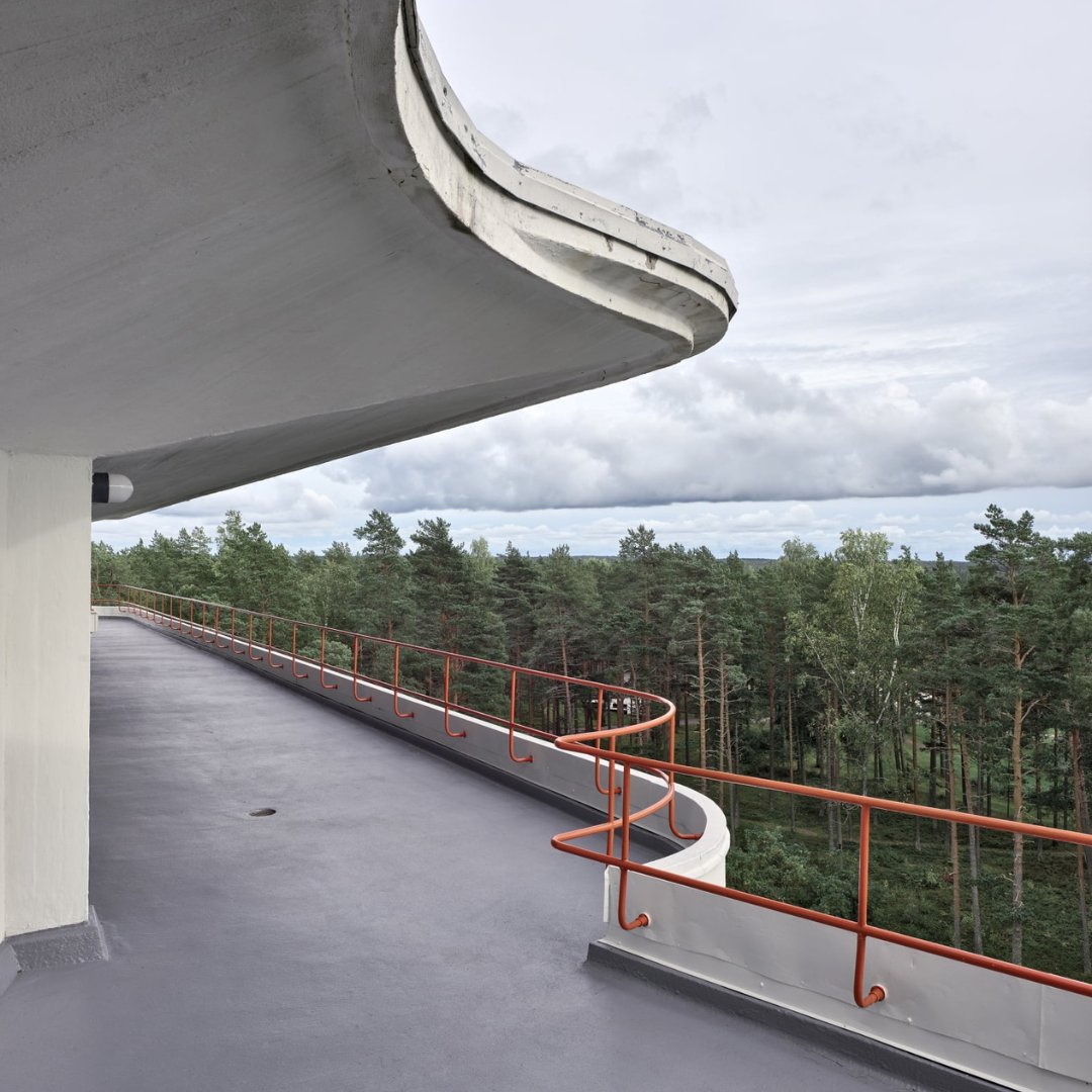 Two-hours west of Helsinki the 'Paimio Sanatorium' takes a humanistic approach to architecture. Designed by @AaltoFoundation, the complex of buildings open outward allowing views, ventilation and sunlight in all rooms. Read more via @iconeye #IconInsights https://t.co/a7dDffuFFJ https://t.co/ptNcR2oHTv