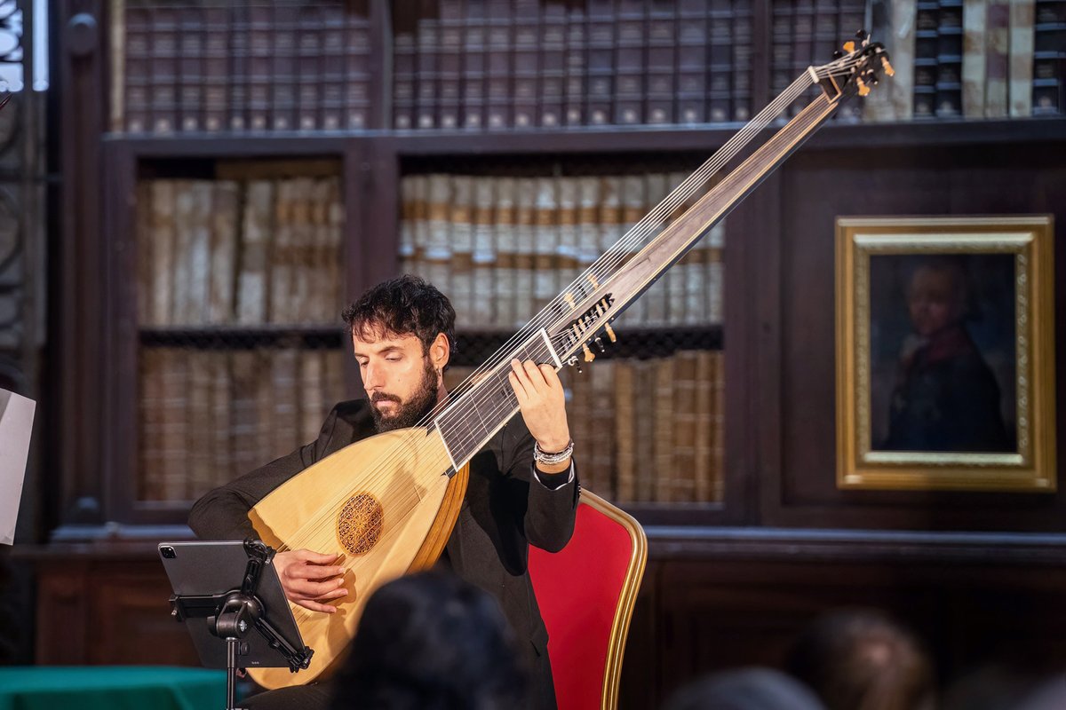 zapicopablo's tweet photo. Very intimate and delicate music ♥️ Thanks for this gift!
#theorbo #tiorba #chitarrone #therobo #theorbe #earlymusic #músicaantigua #musiqueancienne #baroquemusic @BaroqueFestival @Festivals_Malta https://t.co/HN1ec0sLux