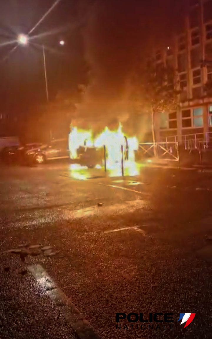 #PoliceSecours | Cette nuit, les👮apercevaient un individu en flamme alors qu'il venait de mettre le feu à un 🚗devant le commissariat @JuvisyOfficiel
Il se rebellait alors que les policiers le secouraient.
Légèrement brulé il a été placé en psychiatrie.
➡️2👮blessés