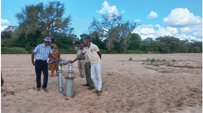 BulawayoZoom's tweet photo. To protect cattle and reduce the spread of transboundary diseases, the Botswana & Zimbabwe govts are building water reservoirs along the Shashe River! 🐮💦 #ShasheRiver #CattleMvt #ReduceSpread 🇧🇼🇿🇼 @basera_john @MoLAFWRD_Zim @ZimGvt_NDS1 @MOGGwanda @citezw @BWGovernment https://t.co/WF44cAKjIh