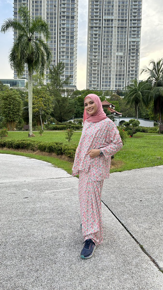 elle_fara's tweet photo. Client baju kurung. Wth am I jogging with baju kurung?

Thank you client sebab percaya I &amp; my work. 😘 https://t.co/4eRbFnjEKN