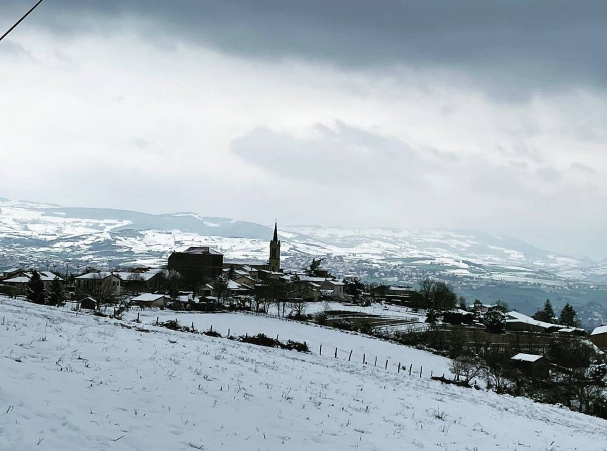 SteMetropole's tweet photo. Le charme de nos petits villages ! Blotti sur les pentes du #Pilat, #Farnay offre une vue imprenable sur la vallée du Gier et les Monts du Lyonnais ! Toute l'année profitez des visites guidés des joyaux de #SaintEtienne Métropole ➡️ https://t.co/aKUWYKgA95 📸discovery_with_may https://t.co/dtRVoKnAS1