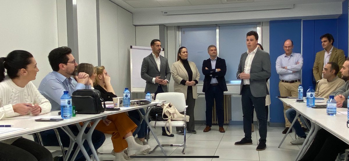 VenegasValorian's tweet photo. Acompañando a @RubenTimon en su 1ª reunión como director territorial de @Valorian_Centro con los secretarios de centro.

Estableciendo objetivos para el 2023, con un equipo capacitado para representar a los trabajadores de las empresas en las que estamos y en las que estaremos. https://t.co/gamXLT72k4
