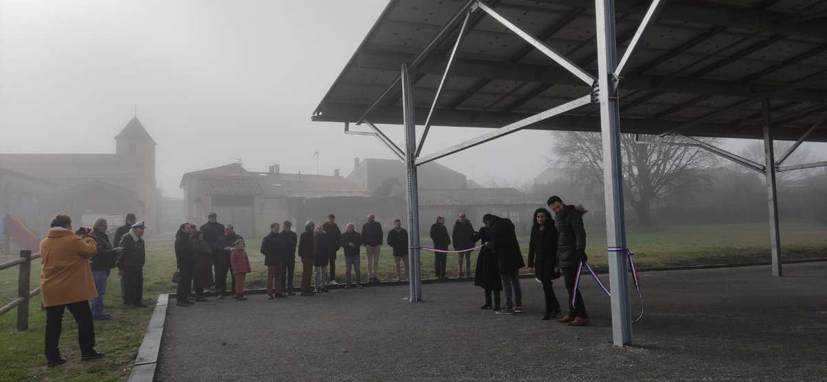 ☀️✂️ Inauguration de l'ombrière #photovoltaïque multifonctions, Place des Platanes Anglade. Cet ensemble apportera un confort pour les utilisateurs des équipements de la commune qui participe ainsi à la #transitionenergetique Ombrières de Gironde @Terra_Energies @SeeYouSun_